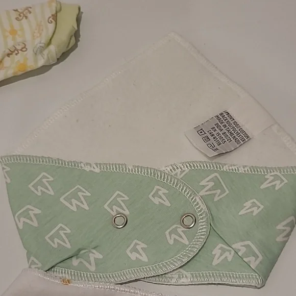 Gerber Cream and Green Baby Footie Bibs Set Newborn - Picture 4 of 7